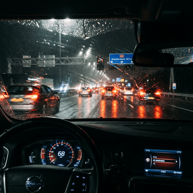 Yağmurlu Havalarda Araba Kullanırken Hayat Kurtaran 5 Altın Kural